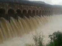 ब्रिटीशकालीन भाटघर धरणाचे ४५ स्वयंचलित दरवाजे उघडतात तेव्हा...
