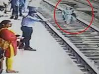 VIDEO - प्रवाशांनी महिलेला ट्रेनखाली जाण्यापासून वाचवलं