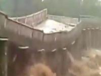 VIDEO: मुसळधार पावसामुळे पूल गेला वाहून