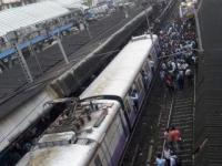 6 तासांच्या खोळंब्यानंतर मध्य रेल्वे रुळावर - Marathi News | After 6 hours halt on the Central Railway route | Latest maharashtra Photos at Lokmat.com