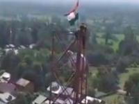 VIDEO: 164 फूट उंचीवर चढून जवानाने फडकावला तिरंगा