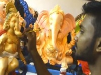 VIDEO : मोरे कुटुंबीयांनी जपली इको फ्रेंडली मूर्तिकला, गेल्या ८२ वर्षांपासून घडवताता शाडूच्या मूर्ती
