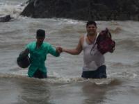 समुद्रातील खडकावर अडकले प्रेमी युगुल ( फोटो स्टोरी) - Marathi News | The lover of the rock on the rock of the sea (Photo Story) | Latest maharashtra Photos at Lokmat.com