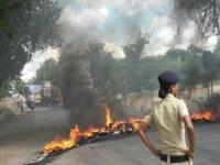 VIDEO : अकलूज बंदची तीव्रता वाढली, समर्थकांचा शहरात राडा