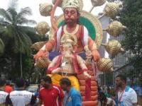 बाप्पाच्या आगमन मार्गात खड्ड्यांचा अडथळा - Marathi News | Pave barriers on the arrival of Bappa | Latest maharashtra Photos at Lokmat.com