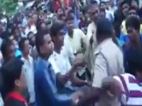VIDEO - वाद मिटवायला गेलेल्या पोलिसाला जमावाची बेदम मारहाण