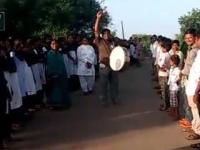 VIDEO : उघडयावर शौचास जाणा-यांचे विद्यार्थ्यांनी ‘टाळया’ वाजवून केले स्वागत