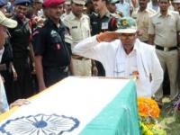 शासकीय इतमामात शहीद विकासवर अंत्यसंस्कार - Marathi News | Funeral on Government Egmat Shaheed Development | Latest maharashtra Photos at Lokmat.com