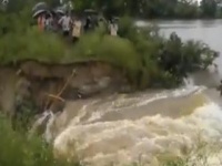 VIDEO - अंबाजोगाईत लघु सिंचन तलाव फुटला