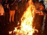 ठाण्यात संजय निरुपम यांचा पुतळा जाळला - Marathi News | The statue of Sanjay Nirupam was burnt in Thane | Latest maharashtra Photos at Lokmat.com