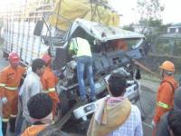 अपघातामुळे राष्ट्रीय महामार्गावरील मुंबईकडे जाणारी वाहतूक ठप्प - Marathi News | The traffic jam on the National Highway due to the accident | Latest pune Photos at Lokmat.com