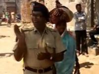 VIDEO : शौचालय नसणा-यांच्या घरी बहुरुपी हवालदार घेवून जातोय ‘वॉरंट’