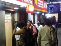 कॅश डिपॉझिट करण्यासाठी एटीएमच्या बाहेर प्रचंड गर्दी - Marathi News | Heavy rush outside the ATM to cash deposit | Latest maharashtra Photos at Lokmat.com