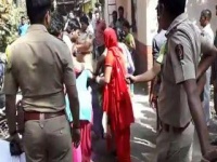 VIDEO - भाईंदर पोलीस ठाण्याच्या आवारात महिला, पुरुषांची हाणामारी