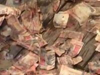 गंगा नदीच्या पात्रात सापडल्या हजारांच्या नोटा ! - Marathi News | Thousands of notes found in river Ganga! | Latest maharashtra Photos at Lokmat.com