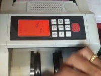 VIDEO - नवीन नोटांना नोटा मोजणाऱ्या यंत्राचा रेड सिग्नल