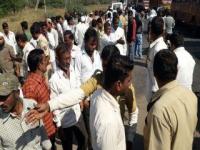 सोलापुरातील भीषण अपघातात पती-पत्नीचा जागीच मृत्यू - Marathi News | Death of wife and wife on a huge accident in Solapur | Latest solapur Photos at Lokmat.com