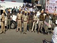 औरंगाबादमध्ये मराठा मोर्चाला हिंसक वळण, गाड्यांची तोडफोड - Marathi News | A violent turn of the Maratha Morcha in Aurangabad, the collision of trains | Latest maharashtra Photos at Lokmat.com