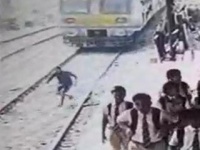 VIDEO: देव तारी त्याला कोण मारी! विक्रोळी स्टेशनवरील धक्कादायक घटना