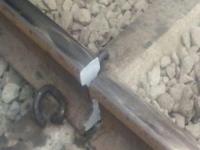 कसा-याजवळ रेल्वे रुळाला तडे, वाहतूक 50 मिनिटे उशिराने - Marathi News | Somehow the railroad rolls down, the traffic delayed for 50 minutes | Latest maharashtra Photos at Lokmat.com