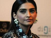संजय दत्तच्या सिनेमात सोनम कपूर साकारणार धक-धक गर्ल माधुरी - Marathi News | Sonam Kapoor to act in Sanjay Dutt's film Madhuri | Latest filmy Photos at Lokmat.com