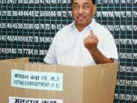 महापालिका निवडणूक : सेलिब्रेटींचा मतदानवार - Marathi News | Election of municipal elections: celebrity voting | Latest filmy Photos at Lokmat.com