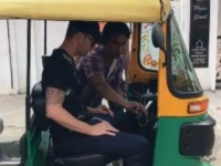 VIDEO - मायकल क्लार्क जेव्हा भारतात रिक्षा चालवतो