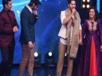 भर कार्यक्रमात वरुण धवनची फाटली पँट - Marathi News | Varun Dhawan's trapped foot punch in the program | Latest filmy Photos at Lokmat.com