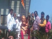 धुळ्यात परतल्यानंतर चंदू चव्हाणांना अश्रू अनावर - Marathi News | Chandu Chavan is tears after returning to Dhule | Latest dhule Photos at Lokmat.com