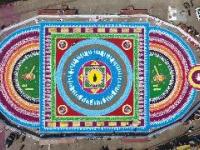 गोदाकाठ : गुढीपाडव्यानिमित्त २०० बाय १०० फूटाची नाशिकमध्ये महारांगोळी - Marathi News | Godkath: 200 bikes by 100 feet in the name of Gudi Padwa, in Maharastra | Latest maharashtra Photos at Lokmat.com