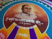 डोंबिवलीत साकारली स्वातंत्र्यवीर सावरकरांची महारांगोळी - Marathi News | Maharabali of Swatantryaveer Savarkar in Dombivli | Latest maharashtra Photos at Lokmat.com