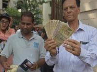 जुन्या नोटा बदलण्यासाठी रिझर्व्ह बँकेबाहेर रांगा - Marathi News | Range out of the Reserve Bank to replace old notes | Latest mumbai Photos at Lokmat.com