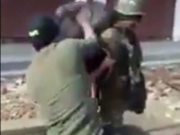 VIDEO: काश्मीरमध्ये जवानांना भररस्त्यात मारहाण, पाहून तुमचंही रक्त उसळेल