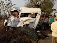 देवदर्शन करुन परतणा-या कुटुंबावर काळाचा घाला, 7 जणांचा मृत्यू - Marathi News | 7 people die after showing devastation, family death | Latest maharashtra Photos at Lokmat.com