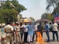 VIDEO - लातूरमध्ये कार्यकर्त्यांनी जाळला खासदारांचा पुतळा