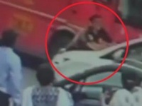 VIDEO : पोलिसानं तरुणाच्या अंगावर घातली कार