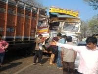 औरंगाबादमधील अजिंठा घाटात अपघातामुळे वाहतूक कोंडी - Marathi News | A traffic accident due to an accident in Ajantha Ghat in Aurangabad | Latest maharashtra Photos at Lokmat.com