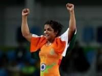 साक्षी मलिक : बस कंडक्टरच्या मुलीची ऑलिम्पिक पदकानंतर आणि आता लग्नानंतरही कुस्तीत घोडदौड सुरूच - Marathi News | Sakshi Malik: Bus conductor's daughter wins wrestling after Olympic medal and now after marriage | Latest national Photos at Lokmat.com