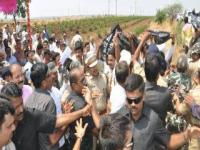 मुख्यमंत्र्यांना युवक काँग्रसेनं दाखवले काळे झेंडे - Marathi News | Black flag shown by Youth Congress to Chief Minister | Latest maharashtra Photos at Lokmat.com