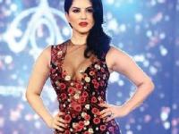 सनी लिओनीने घेतला अलिशान बंगला, केली गणपतीची स्थापना - Marathi News | Founded by Sunny Leone, the Alisha Bungalow, Kelly Ganapati was founded | Latest filmy Photos at Lokmat.com
