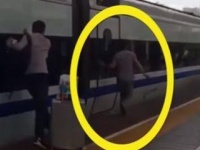 VIDEO: दरवाजात अडकलं बोट, आणि ट्रेन झाली सुरु