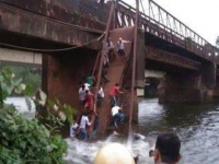Video: गोव्यात पूल कोसळून 50 जण नदीत पडले, एक मृतदेह हाती