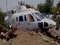 VIDEO : लातूरमध्ये कोसळलं मुख्यमंत्री फडणवीस यांचं हेलिकॉप्टर