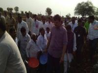 मुख्यमंत्री फडणवीस यांचे लातूरमध्ये श्रमदान - Marathi News | Chief Minister Fadnavis in Latur Shramdan | Latest maharashtra Photos at Lokmat.com