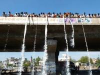 दुस-या दिवशीही राज्यभरात शेतमालाची नासाडी ( फोटो स्टोरी) - Marathi News | On the second day, loss of the farming of the state (photo story) | Latest maharashtra Photos at Lokmat.com
