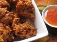 यंदाच्या पावसाळ्यात भज्यांचे हे 7 प्रकार ट्राय करून बघा. पावसासोबतच ही भजीही तुम्हाला त्यांच्या प्रेमात पाडतील! - Marathi News | Try these 7 types of bhajans during this rainy season. In addition to rain, this Bhajji will throw you in love! | Latest food Photos at Lokmat.com