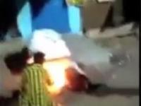 Video: घृणास्पद! रस्त्यावर झोपलेल्या वृद्धाच्या गुप्तांगाला लावली आग