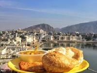 घरात अडगळीत पडलेल्या यलो प्लेटमधून एक तरूण करतोय देशभ्रमंती. यलो प्लेट घेवून तो शोधतोय प्रत्येक राज्यातला अस्सल पदार्थ! - Marathi News | A youthful illusions of yellow plates in the house Looking at the yellow plate, it is the real thing in every state! | Latest food Photos at Lokmat.com