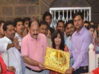 भाविकानं साईंचरणी अर्पण केल्या 2 किलो सोन्याच्या पादुका - Marathi News | 2 kg of gold pedukas offered by the devotees to the Saincharni | Latest maharashtra Photos at Lokmat.com