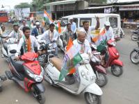 पेट्रोल-डिझेल दरवाढीविरोधात काँग्रेसचे धक्का मारो आंदोलन - Marathi News | Congress push against petrol and diesel price hike | Latest ahilyanagar Photos at Lokmat.com